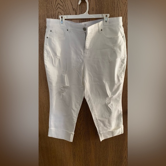 Terra & Sky Women’s White Destressed Capri - Picture 6 of 9